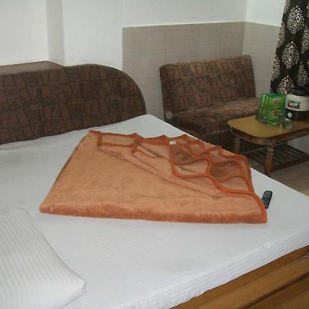 Hotel Milan Continental Delhi  Exteriör bild