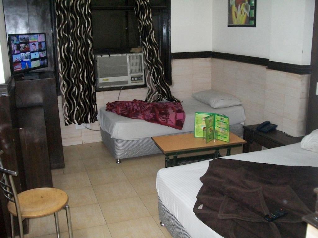 Hotel Milan Continental Delhi  Exteriör bild