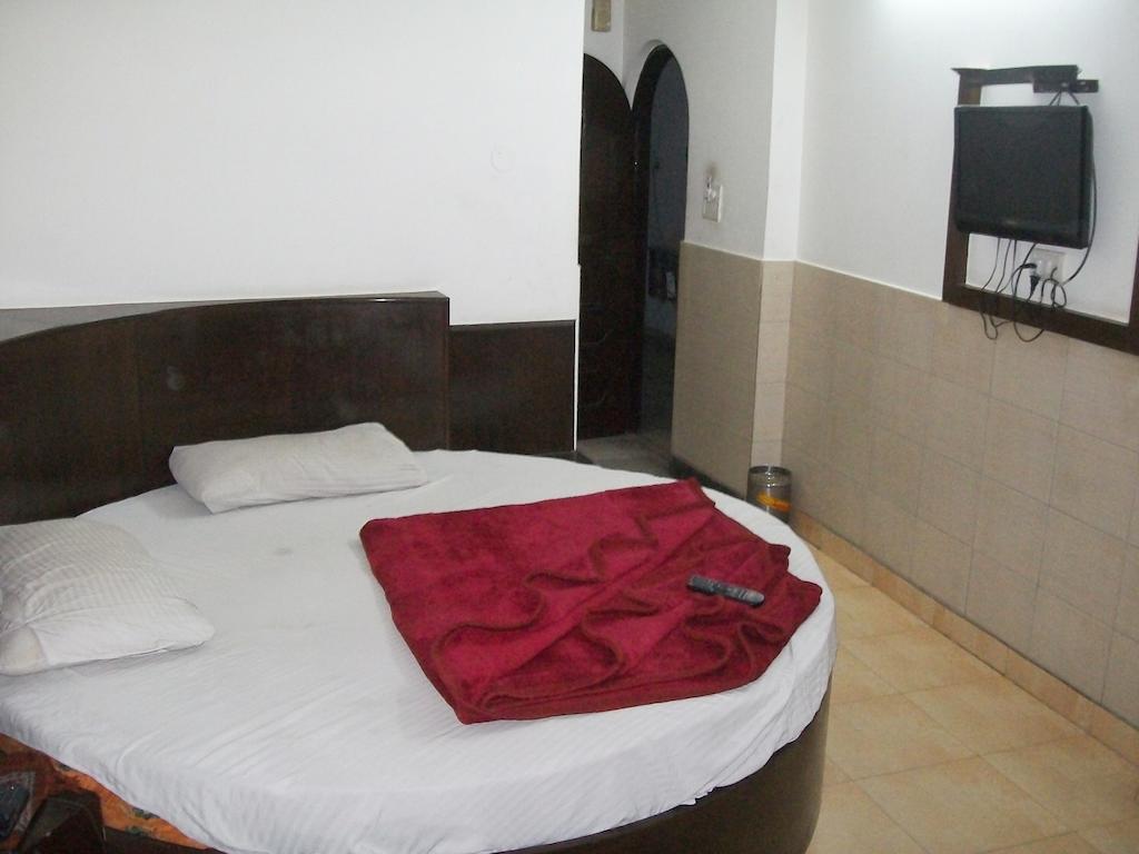 Hotel Milan Continental Delhi  Exteriör bild