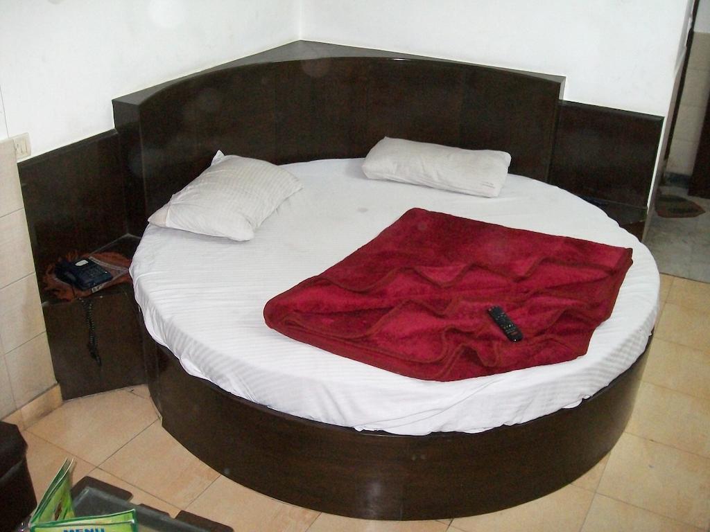 Hotel Milan Continental Delhi  Exteriör bild